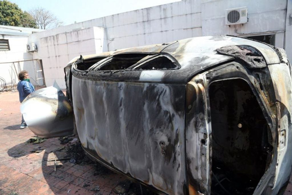 Un vehículo quedó incendiado este viernes, tras ataques a una sede del gubernamental Movimiento al Socialismo (MAS) durante disturbios en Santa Cruz (Bolivia). EFE/Juan Carlos Torrejón