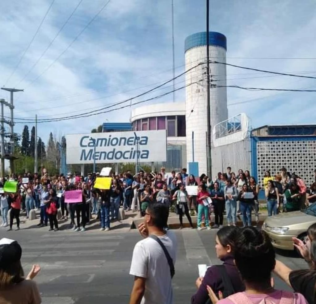 alumnos de la Universidad Maza se manifestaron contra un "adicional por la situación del país".