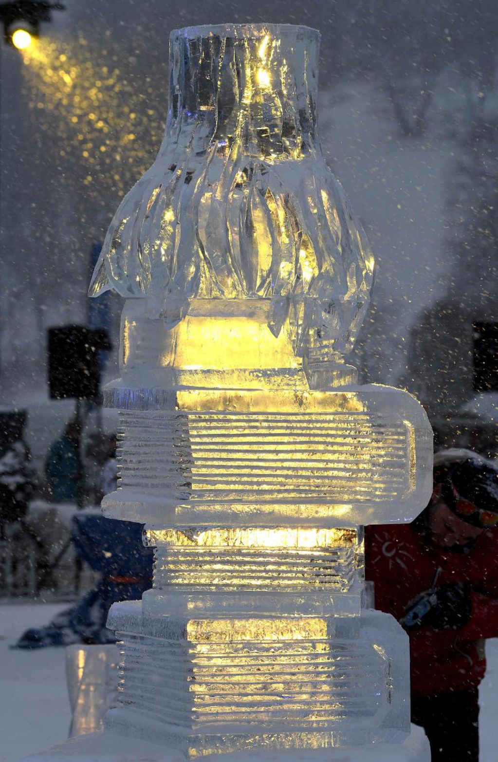 El artista francés Pierre Callon trabaja en su obra de hielo "L' Arbre de la Connaissance" (El árbol del conocimiento) (Foto de JEAN-PIERRE CLATOT / AFP)