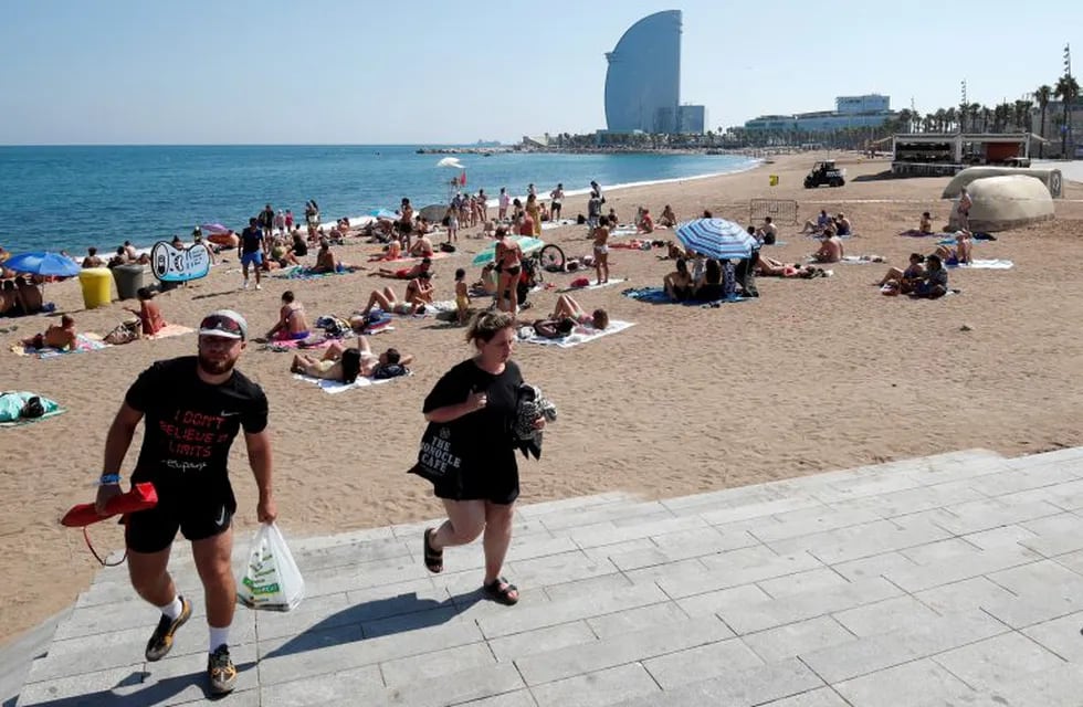 Hallaron una bomba en una playa de Barcelona y evacuaron a los turistas