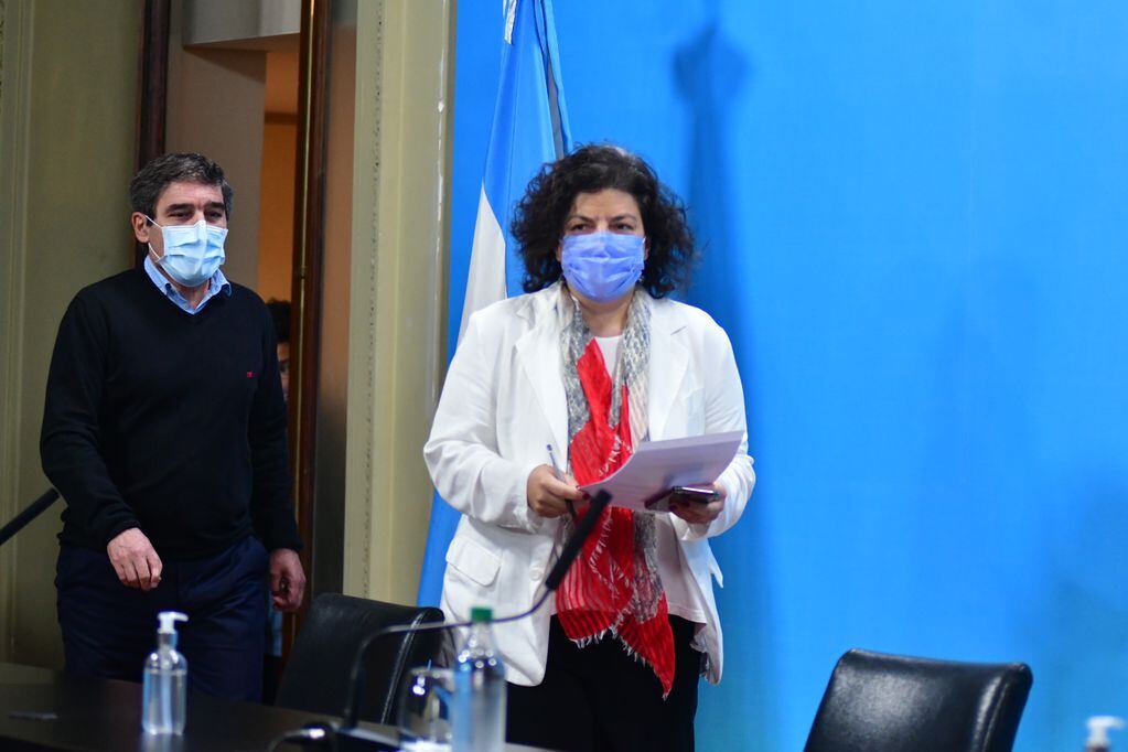 Carla Vizzotti y Fernán Quirós ingresando a la conferencia de prensa. (Foto: Federico López Claro)