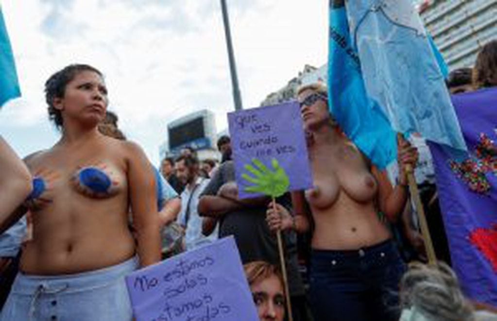 BAS01. BUENOS AIRES (ARGENTINA), 07/02/2017.- Mujeres participan de un "tetazo", una protesta contra la prohibición de hacer "topless", hoy, martes 7 de febrero de 2017, en el Obelisco de Buenos Aires (Argentina). La manifestación fue generada por un ampl