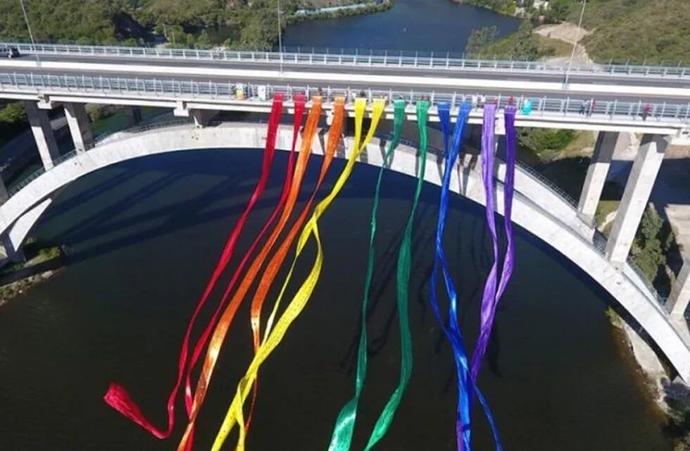 Actividad realizada en el puente José Manuel de la Sota, en el marco de la campaña "Hacia una Córdoba sin Violencias al colectivo LGBTIQ+", fines de febrero de 2020.