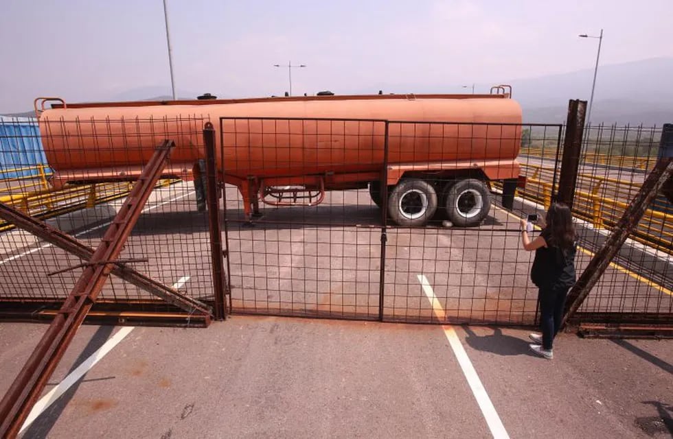 Denuncian bloqueo militar de puente por el que puede entrar ayuda humanitaria a Venezuela. (EFE)