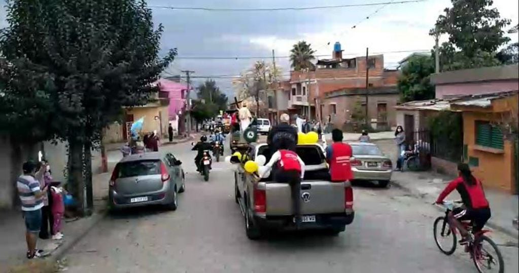 La imagen del Santísimo Salvador haciendo su paso por el barrio Mariano Moreno.