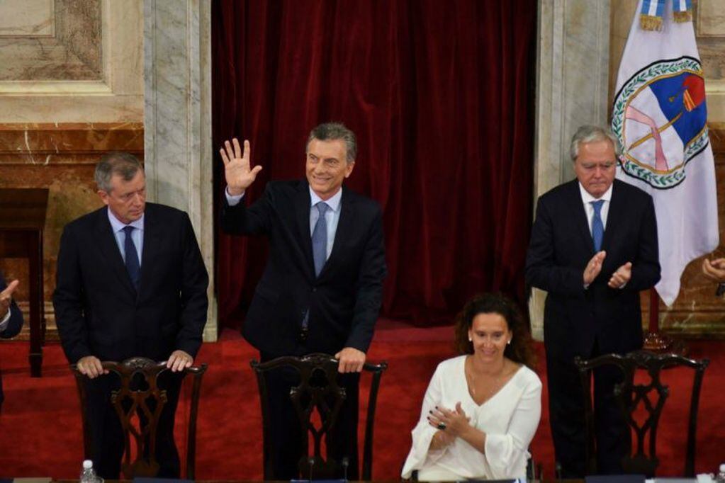 Mauricio Macri saluda en su llegada al Congreso. (Federico López Claro)