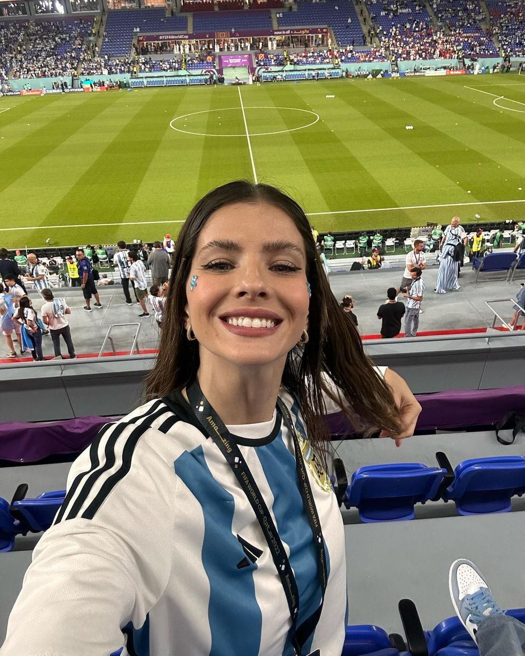 La China Suárez compartió fotos desde el estadio donde jugó la Selección Argentina contra Polonia.