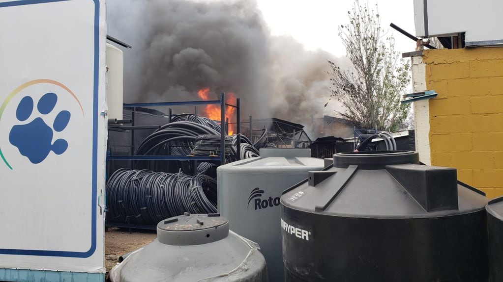 Voraz incendio en un negocio de materiales de construcción en la Recta Martinoli. (Foto Javier Ferreyra)