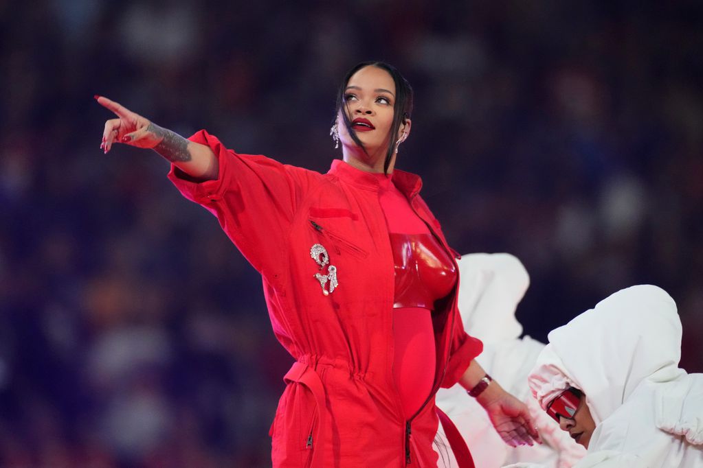 El show vanguardista de Rihanna en el Super Bowl. (AP)