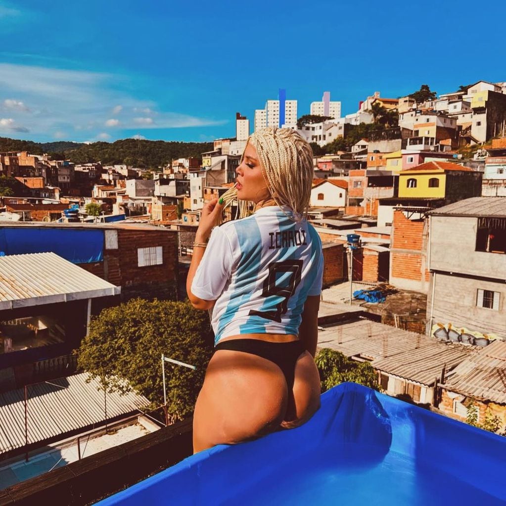 En una favela, con trenzas y la camiseta de la selección Argentina, Wanda Nara se prepara para el lanzamiento de su nueva canción