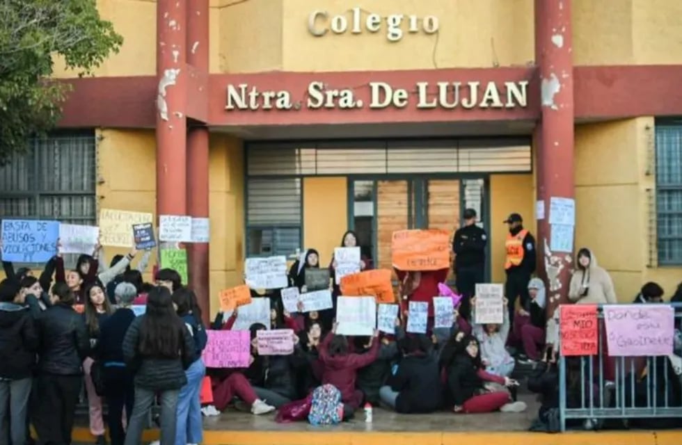 Siguen las protestas de padres y alumnos por una presunta violación en un colegio sanjuanino