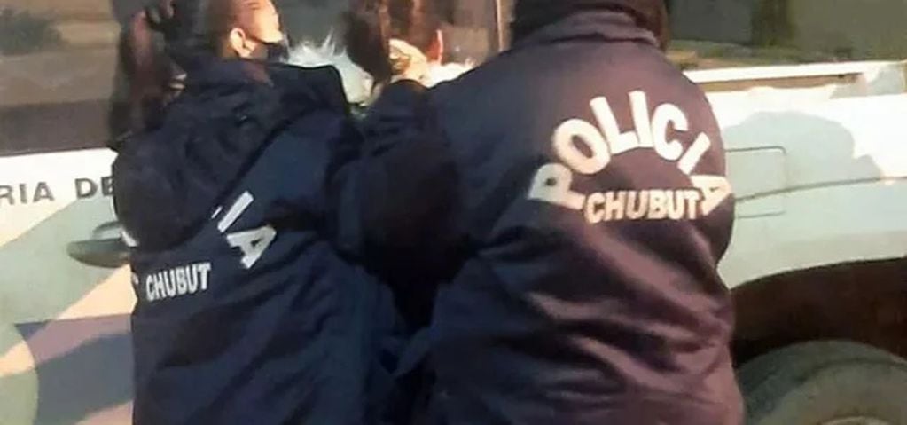 Policías de Chubut detuvieron a una señora pensando que llevaba un arma, pero en realidad era un “holter”.