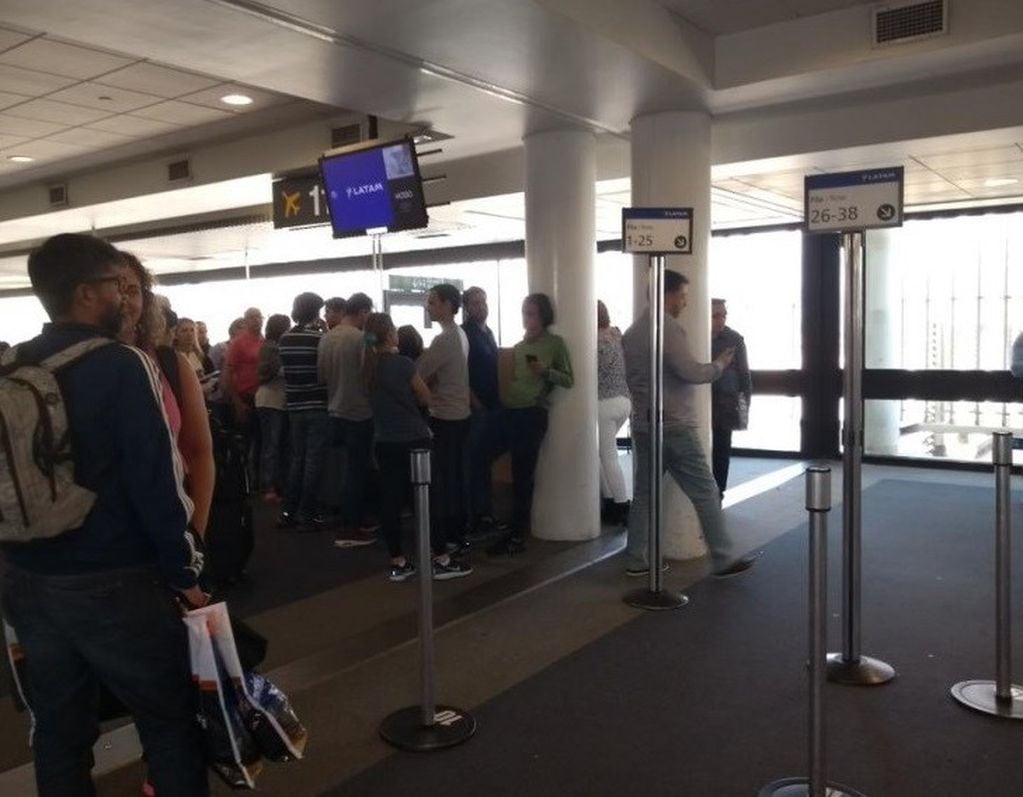 Un avión de Latam con unos 120 pasajeros (LA-430) no pudo aterrizar en el aeropuerto de Mendoza.