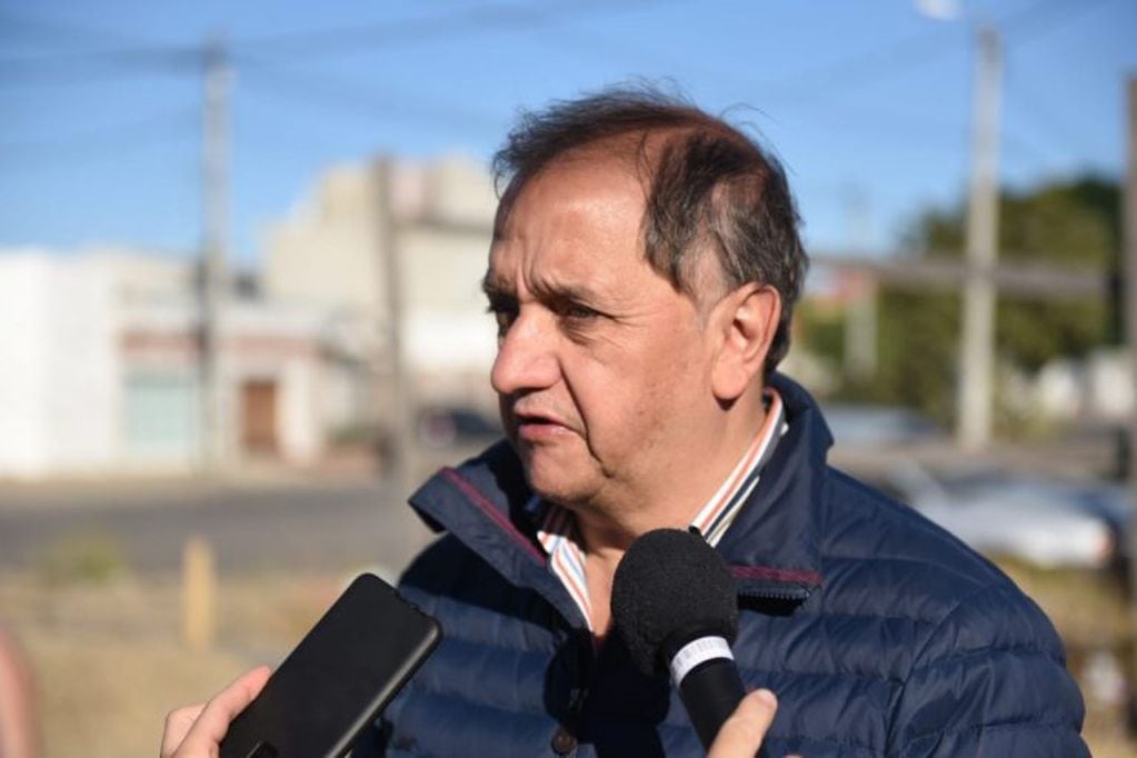 Carlos Linares, Intendente de Comodoro Rivadavia.