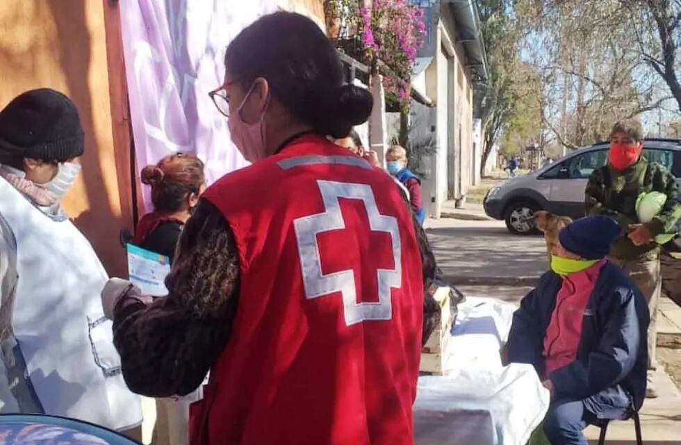 Voluntarios de la Cruz Roja en San Rafael junto a la comunidad.