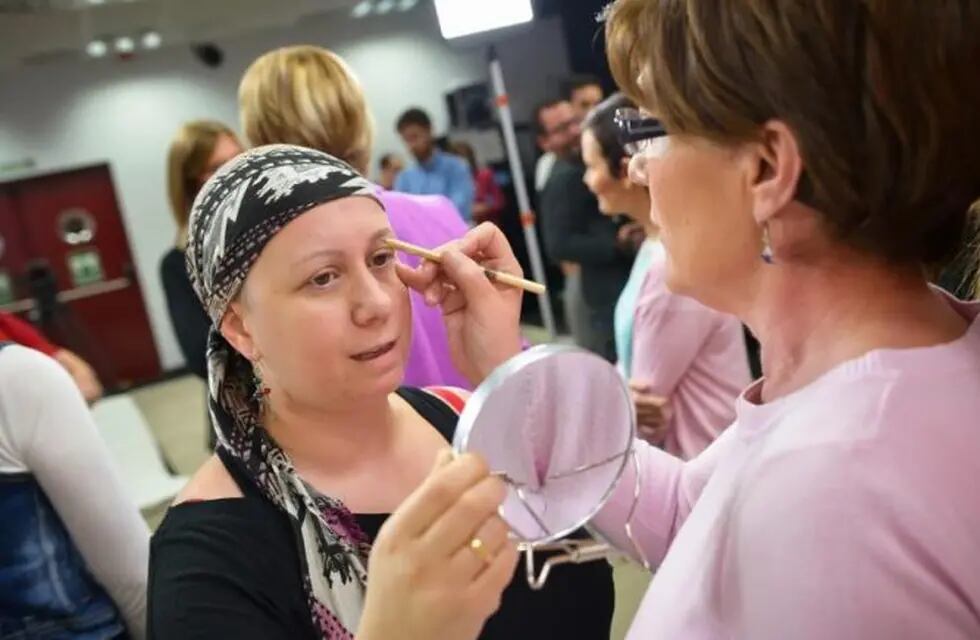 Dictan un taller de maquillaje a personas oncológicas