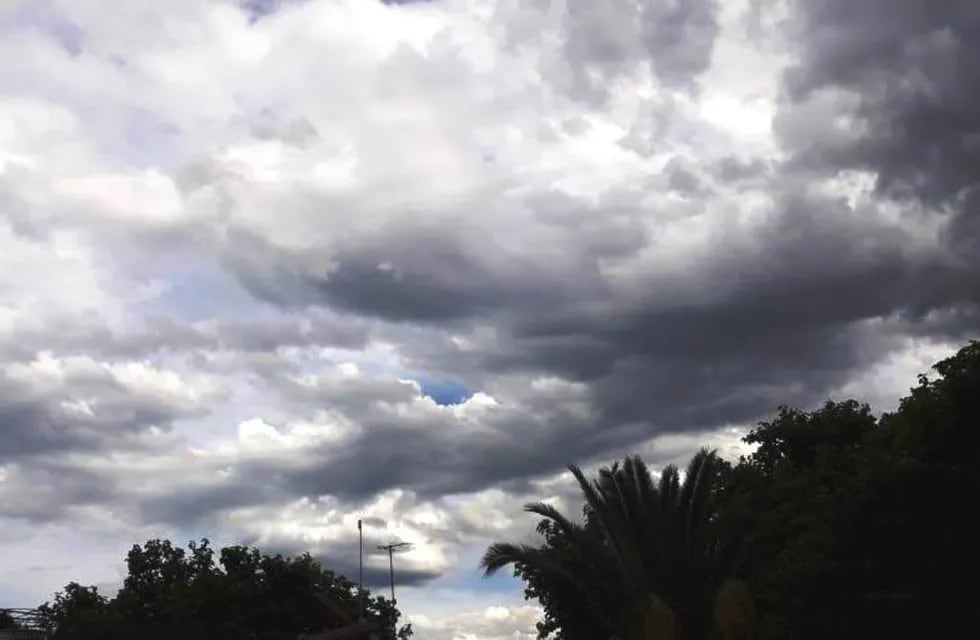 El cielo nublado anticipa una fuerte tormenta. El alerta meteorológica es para San Rafael y Alvear.
