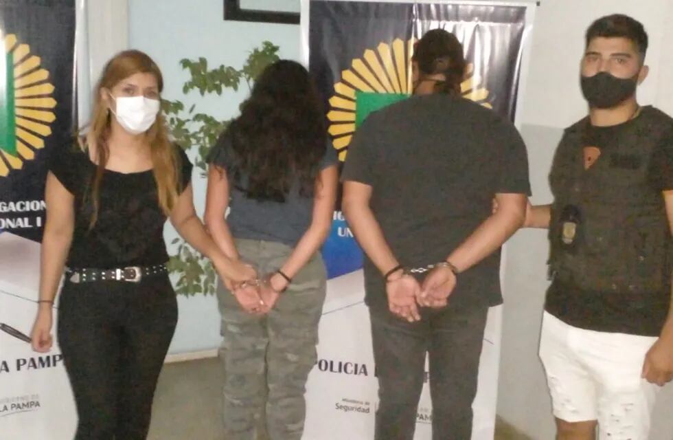 Un hombre y su pareja fueron detenidos en Monte Hermoso acusados de robarle a su propia hermana en La Pampa.