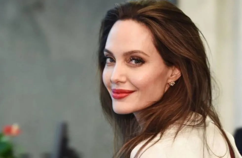 Así se vería Angelina Jolie como \