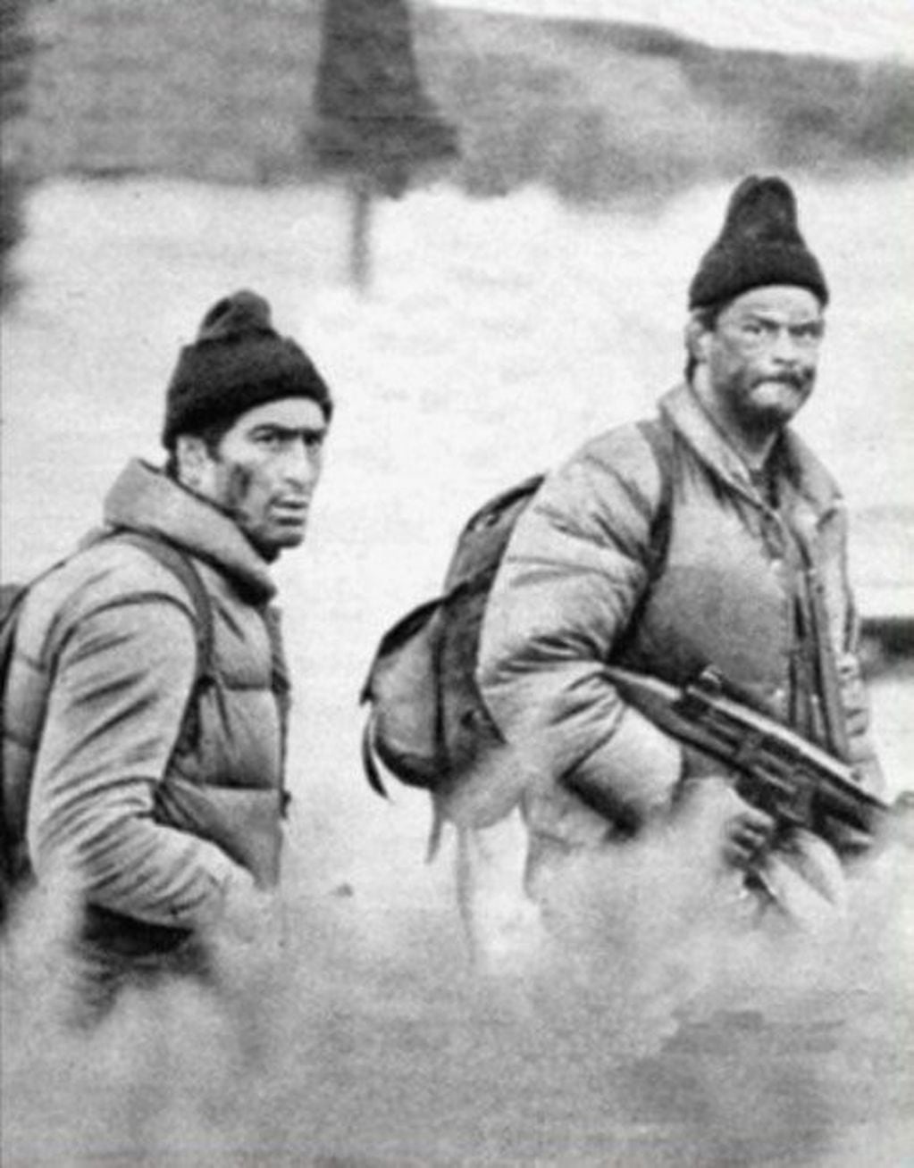 Ramón López (derecha) fue uno de los Comandos Anfibios que realizó varias incursiones en las Islas junto a sus compañeros. Entre ellas navegó en la Lancha "Río Iguazú" y compartió momentos con el Cabo 1° Benítez.
