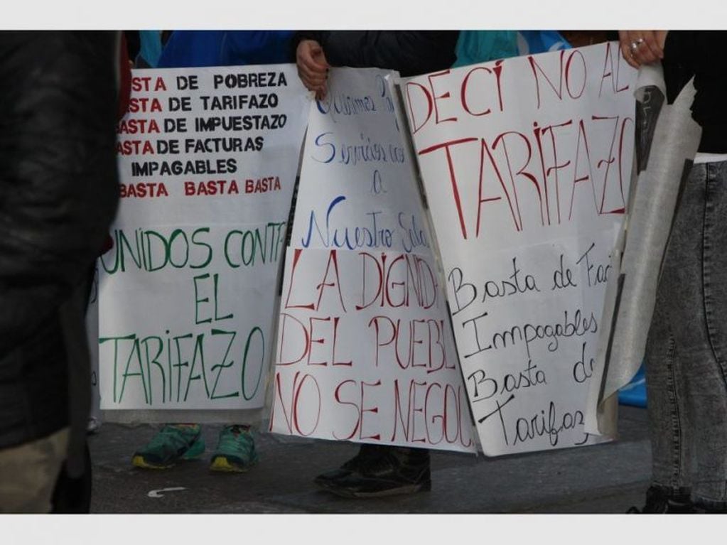 Los manifestantes llevaron pancartas con reclamos de todo tipo contra el Gobierno Nacional.