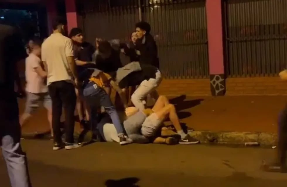 Jóvenes protagonizaron una gresca a la salida de un boliche en Eldorado.