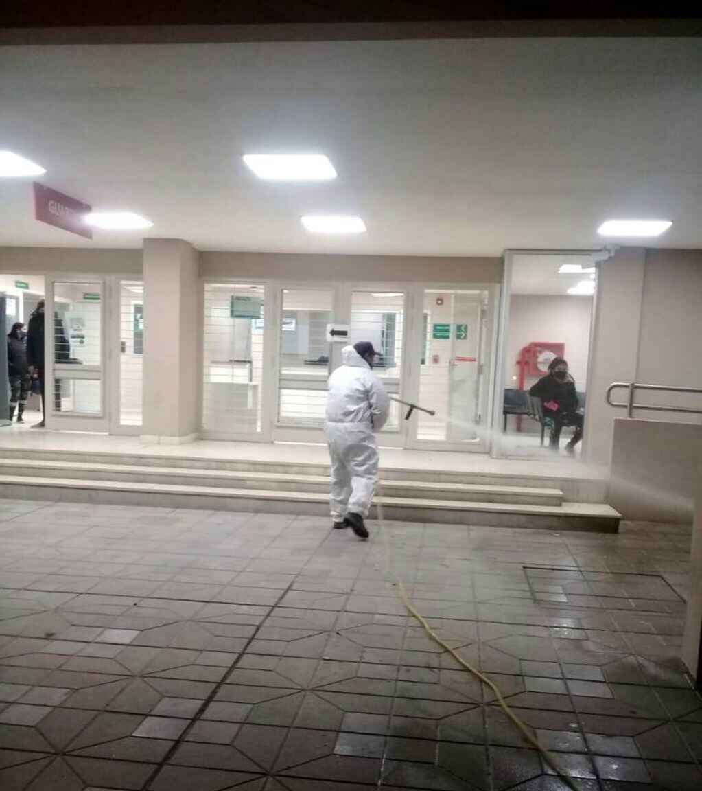 Desinfección en el ingreso a la guardia del hospital Schestakow.