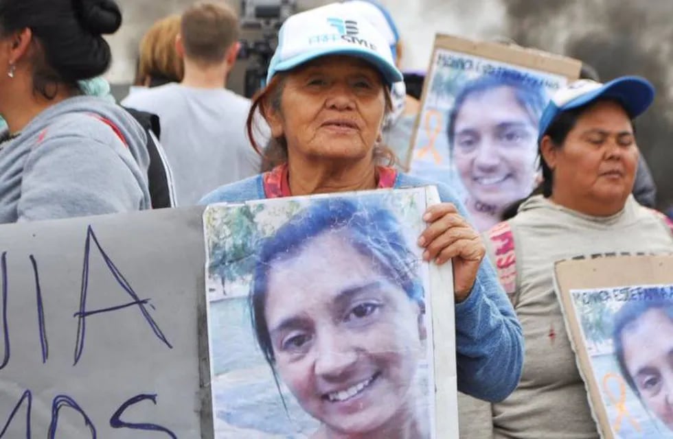 La madre de la muchacha participó de una de las protestas por el caso en Varadero Sarsotti.
