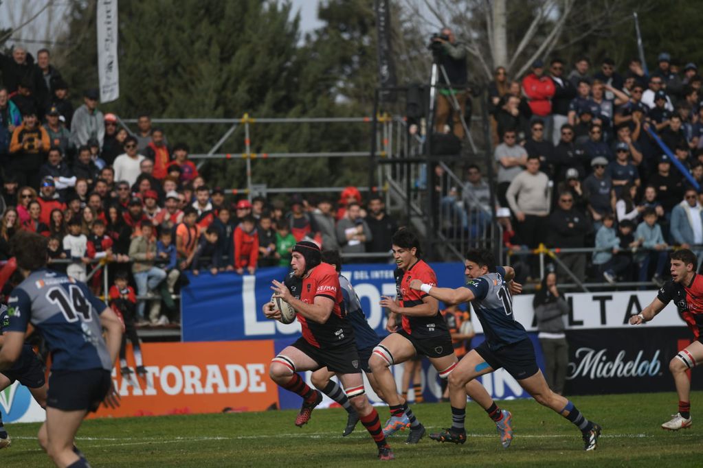 Fiesta del rugby cordobés en Alta Gracia, donde se jugó la final entre Urú Curé y Athletic y el tercer puesto entre Jockey CC y San Martín. (Nicolás Bravo / La Voz)