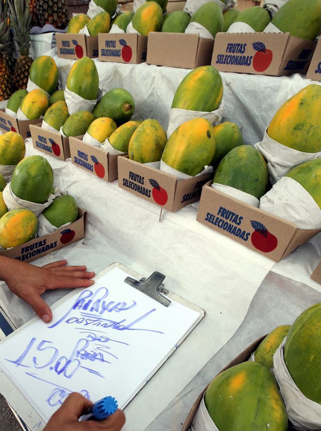 Una papaya aporta muchísima vitamina C. (Foto: REUTERS/Paulo Whitaker)