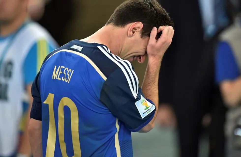 Lionel Messi tiene un historial negativo cuando fue dirigido por el polaco Szymon Marciniak, árbitro designado para Argentina-Islandia. (AP Photo/Martin Meissner, File)