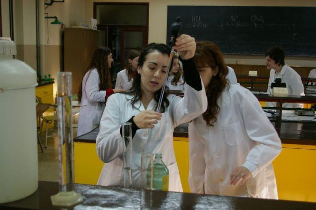 "Algunas como prácticas de laboratorio o carreras específicas que necesitan actividades de campo", dijo Vega.