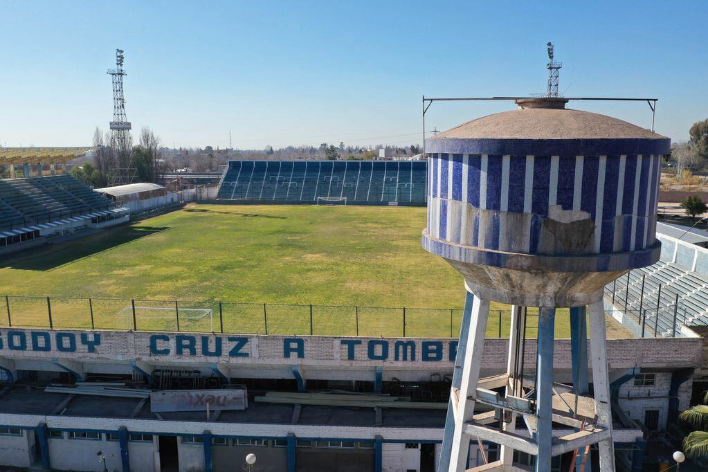 El club Godoy Cruz Antonio Tomba y su emblemático tanque. 
Foto: Claudio Gutierrez - Los Andes   