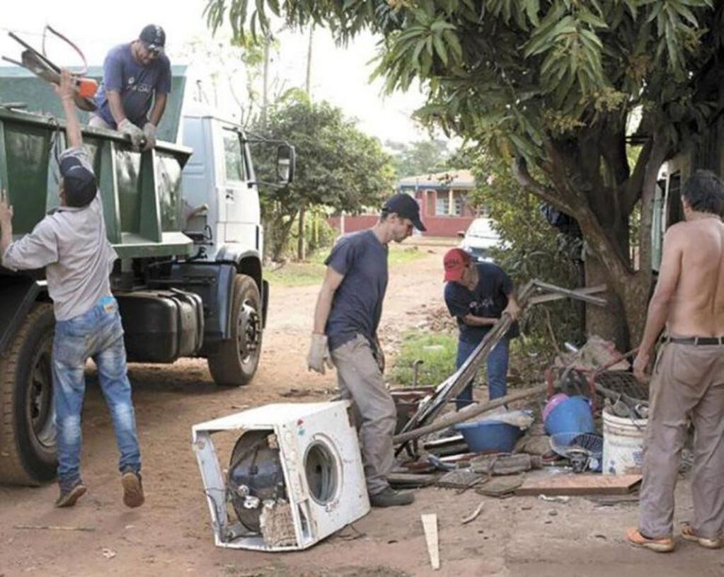 Trabajadores municipales de Posadas, limpiando las zonas afectadas para impedir la proliferación del dengue.