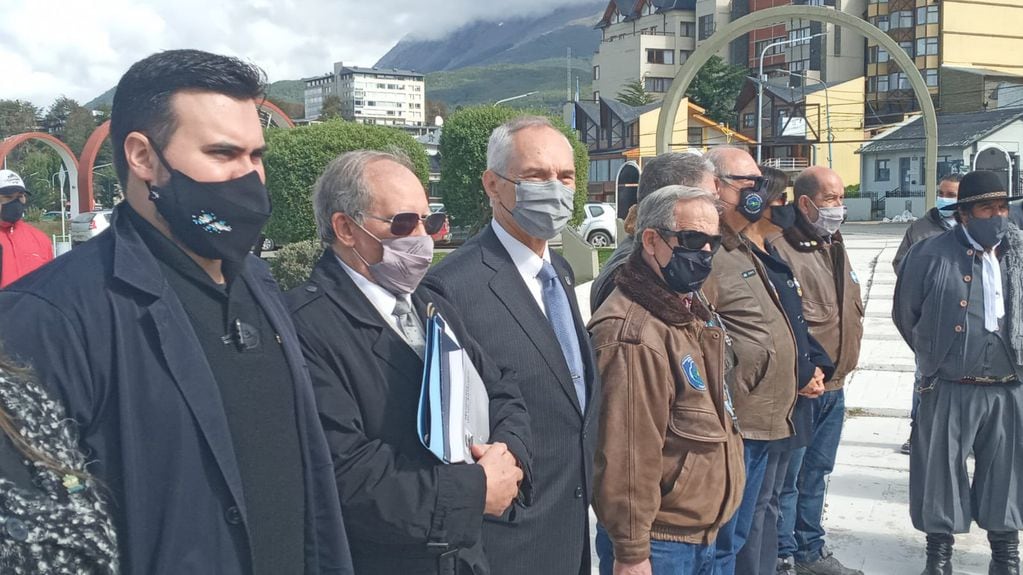 Miembros de la Asociación Cultural Sanmartiniana de Ushuaia estuvieron presente en el acto de homenaje a los soldados de Malvinas.