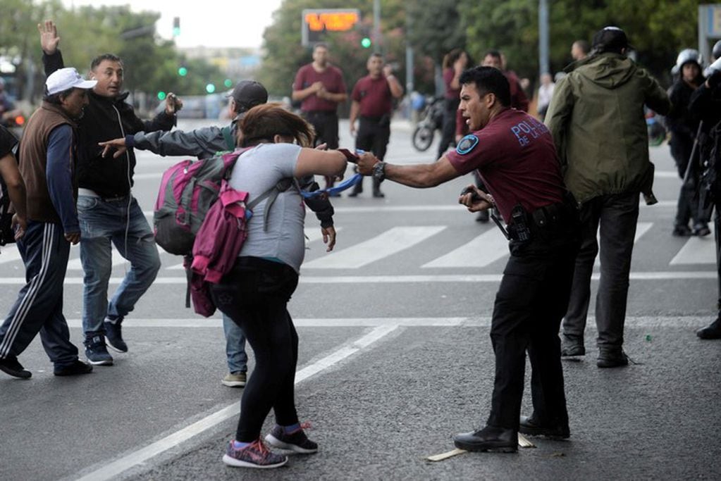 Enfrentamiento entre los manifestantes y la Policía de la Ciudad. 
(Clarín / Emmanuel Fernández)
