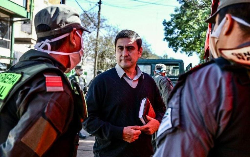 El intendente de Eldorado, Fabio Martínez, en la organización de las filas para el cobro de jubilados sin tarjetas de débito. (Misiones Online)