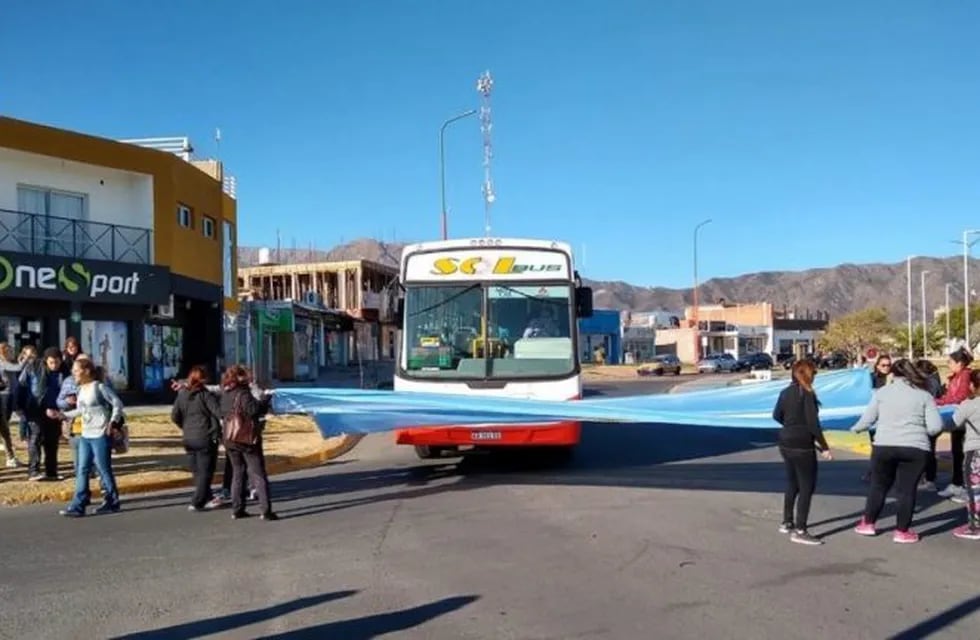 Protesta contra Sol Bus por el paro de colectivos en La Punta, San Luis.