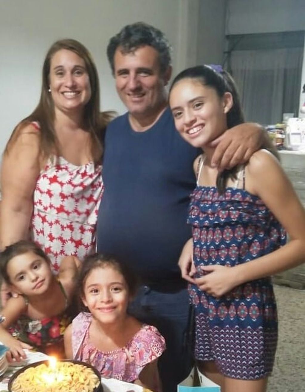Valeria (43), Christian (47) y sus tres hijas.