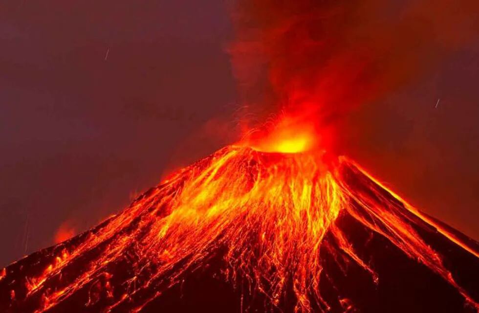 Volcán en erupción (redes).