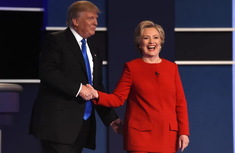 TOPSHOT - Democratic nominee Hillary Clinton (R) shakes hands with Republican nominee Donald Trump after the first presidential debate at Hofstra University in Hempstead, New York on September 26, 2016. / AFP PHOTO / Timothy A. CLARY eeuu nueva york Hempstead donald trump Hillary Clinton eeuu elecciones presidenciales 2016 primer debate presidencial entre los dos candidatos