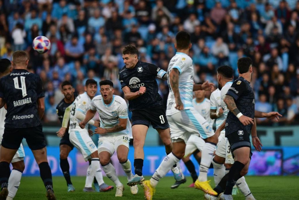 Belgrano derrotó al Atlético Tucumán con gol de Pablo Vegetti, quien hizo 18 de sus 59 tantos de cabeza (Facundo Luque / La Voz)
