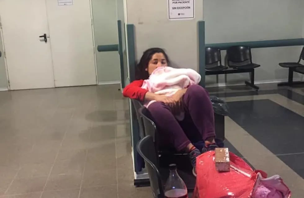 Fiorela Eiras pasó toda la noche durmiendo en la sala de espera del Hospital Rawson.