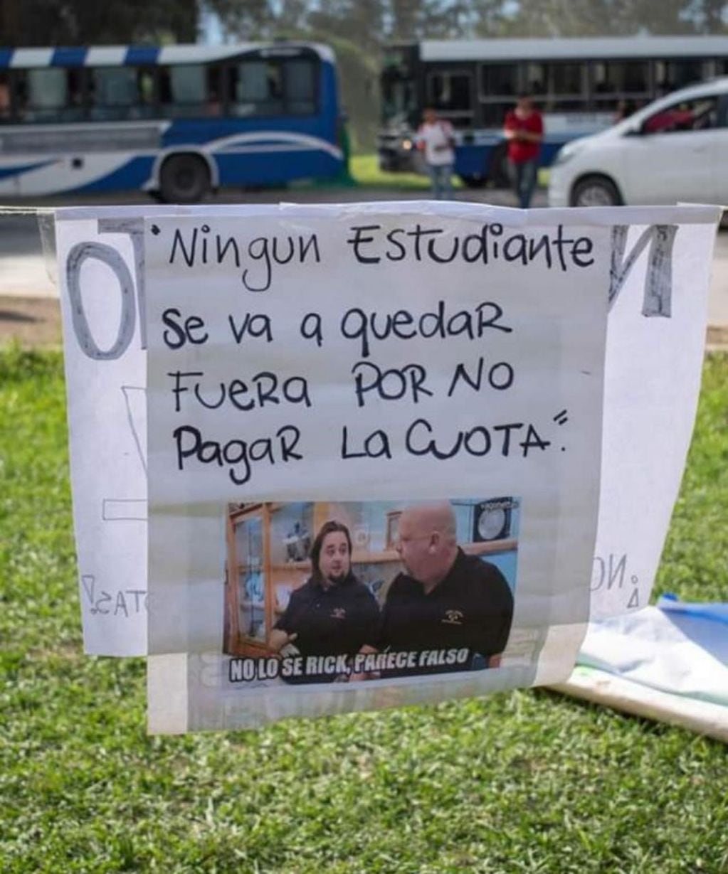 Postales de la protesta por el aumento de aranceles en la UCASAL. (Redes Sociales)