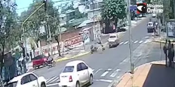 Imprudencia al volante: pasó en rojo a toda velocidad y atropelló a un motociclista en Posadas