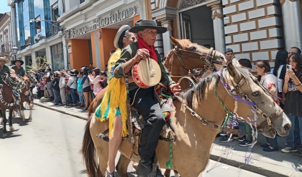 Más de treinta agrupaciones tradicionalistas hicieron su paso por las calles tarijeñas en la presentación oficial del Carnaval Chapaco 2024.