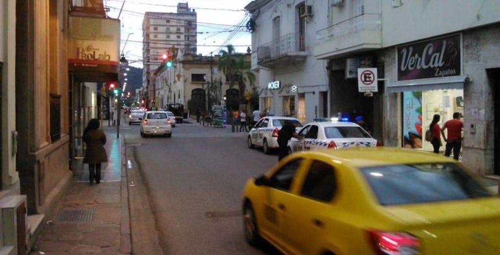 Presencia policial en las calles del casco céntrico, donde aún se advierte circulación de personas.