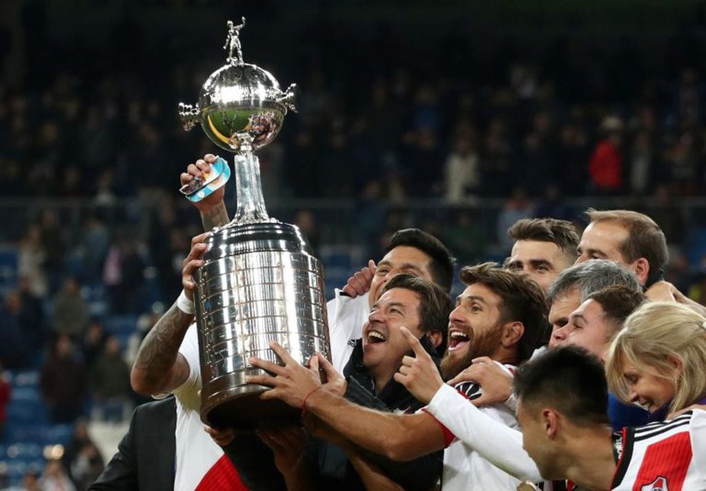 Marcelo Gallardo levantó la Copa Libertadores junto al plantel. Foto: REUTERS.