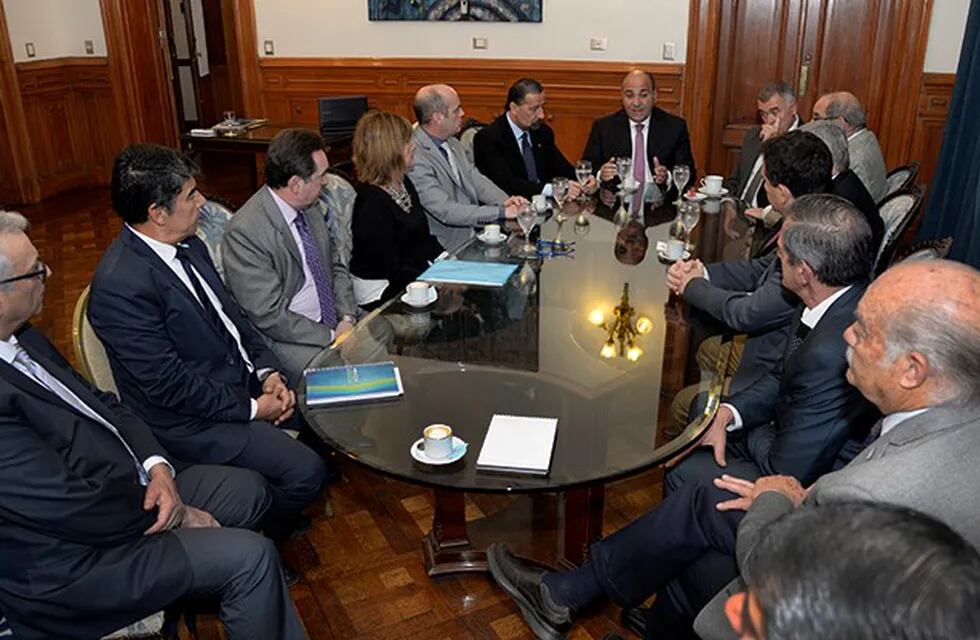Manzur se reunió con su gabinete y el martes participará del cónclave con Macri por el Presupuesto 2019.