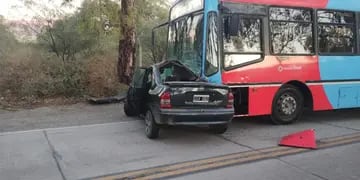 Choque frontal entre auto y colectivo en la ruta provincial 52